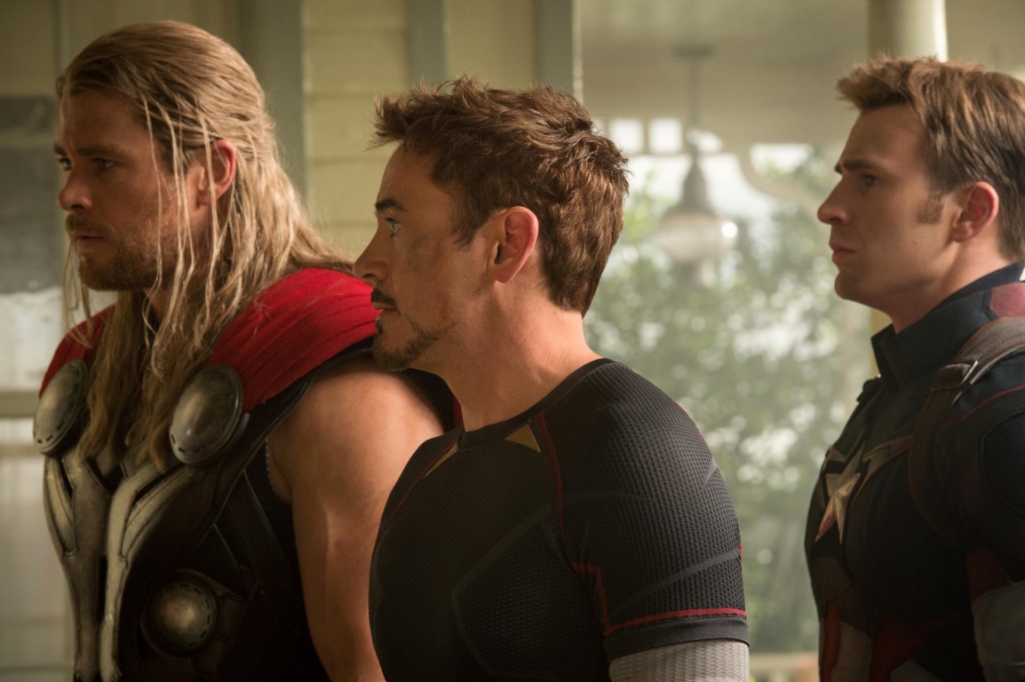 Avengers - Age Of Ultron - Szenen - 07 Thor (Hemsworth), Tony Stark (Downey Jr,), Captain America (Evans)
