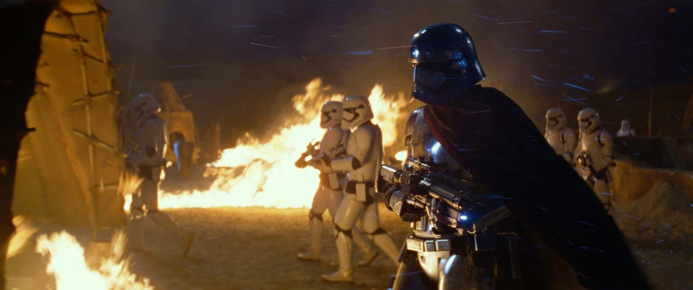 Star Wars The Force Awakens - Szenen - 67 Captain Phasma (Gwendoline Christie)
